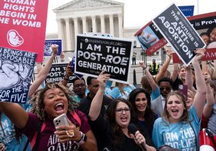 ΗΠΑ: Δικαστής του Ανωτάτου Δικαστηρίου αμφισβητεί τη νομολογία που νομιμοποιεί την αντισύλληψη και τον γάμο ομοφυλοφίλων