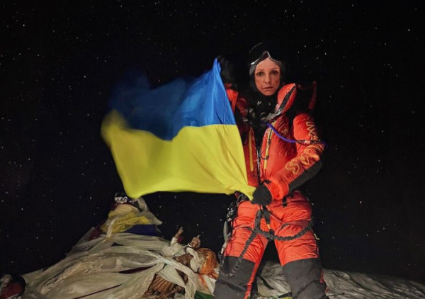Πόλεμος στην Ουκρανία: Μια Ρωσίδα έστησε την ουκρανική σημαία στην κορυφή του Έβερεστ
