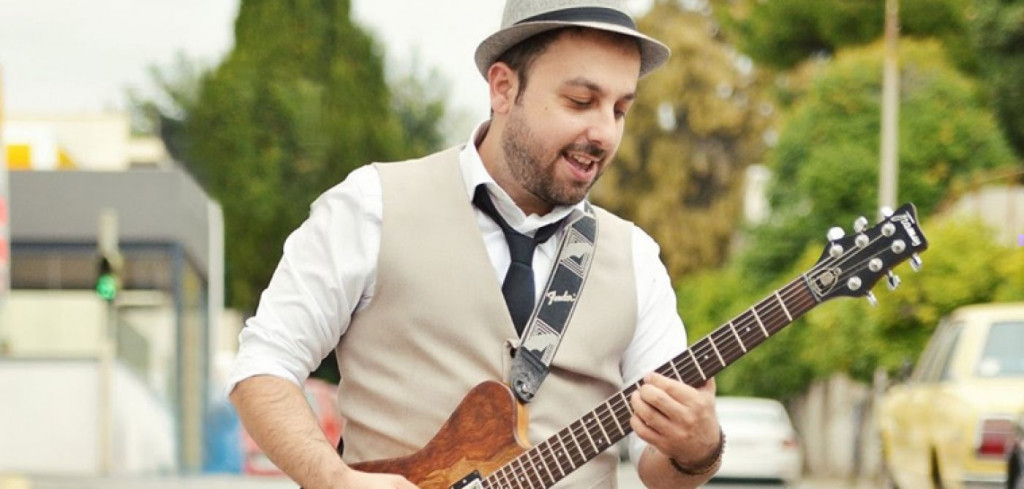 «Το παλιό μου παλτό» στα αγγλικά – Ιδιαίτερη εκτέλεση από τον Απόστολο Μόσιο