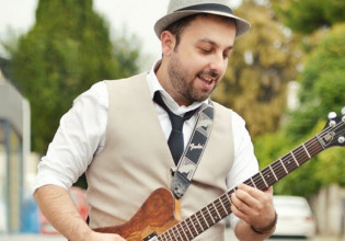 «Το παλιό μου παλτό» στα αγγλικά – Ιδιαίτερη εκτέλεση από τον Απόστολο Μόσιο