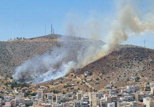 Φωτιά στο Σχιστό κοντά σε κατοικημένη περιοχή – Ενισχύθηκαν οι πυροσβεστικές δυνάμεις