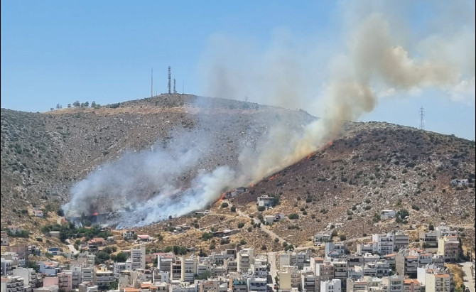 Φωτιά στο Σχιστό κοντά σε κατοικημένη περιοχή - Ενισχύθηκαν οι πυροσβεστικές δυνάμεις