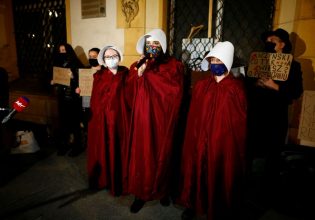 Πολωνία: Η Βουλή απέρριψε πρόταση για χαλάρωση του νόμου που απαγορεύει τις αμβλώσεις