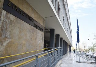 Θεσσαλονίκη: Κάθειρξη 16 ετών σε 48χρονο που βίαζε την ανήλικη θετή του κόρη