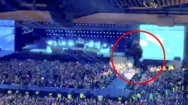 Απίστευτο βίντεο: Έπεσε από… σουίτα γηπέδου σε συναυλία και επέζησε