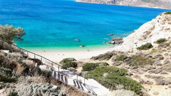 Πέντε εντυπωσιακές παραλίες της Αττικής, τώρα που – επιτέλους – έφυγαν όλοι