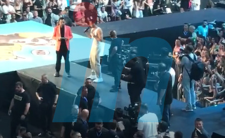 Κωνσταντίνος Αργυρός: Εξοργισμένος πάνω στην σκηνή των MAD VMA