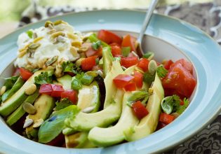 Σαλάτα με αβοκάντο, ντομάτα και μαλακό τυρί