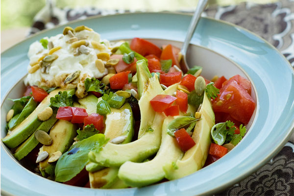 Σαλάτα με αβοκάντο, ντομάτα και μαλακό τυρί