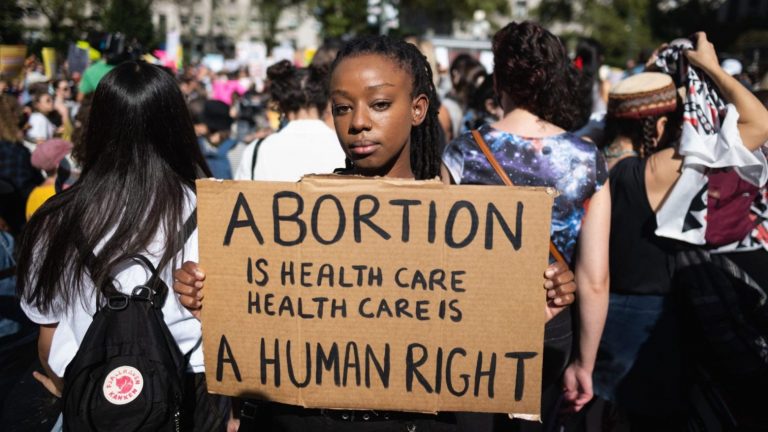 Άμβλωση: Η απαγόρευσή της άμβλωσης δεν την σταματά «την καθιστά θανατηφόρα» λέει ο ΟΗΕ