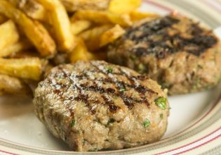 Μπιφτέκια, το κόλπο για να μην κολλάνε στη σχάρα