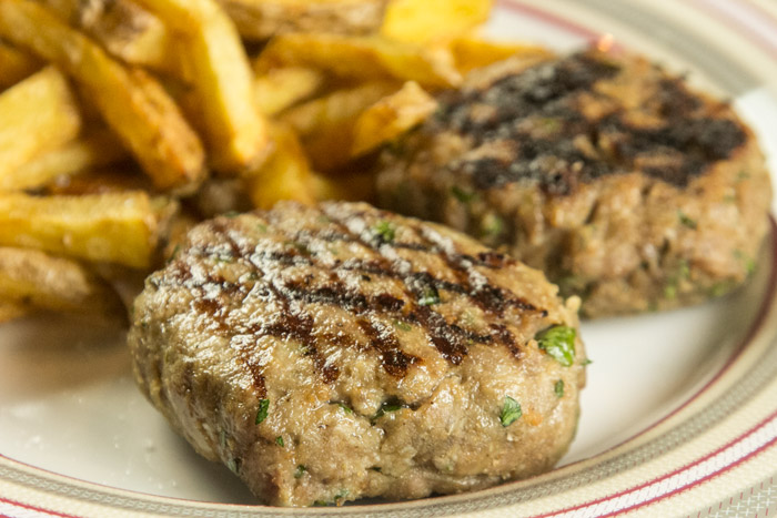 Μπιφτέκια, το κόλπο για να μην κολλάνε στη σχάρα