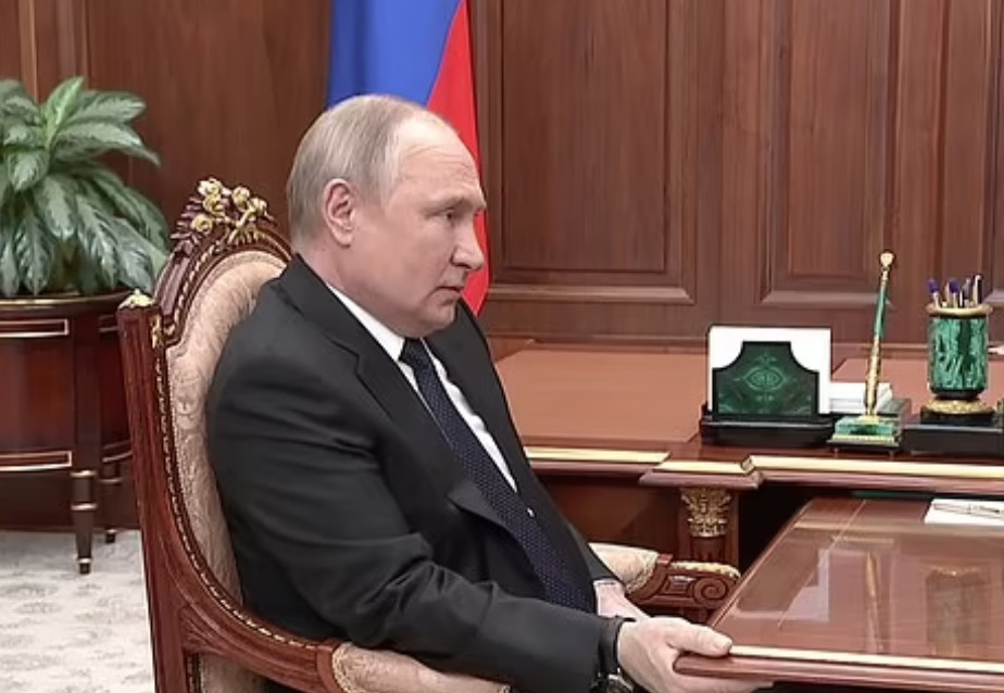Πούτιν: Κατέρρευσε μετά από πολύωρη σύσκεψη με αξιωματικούς του