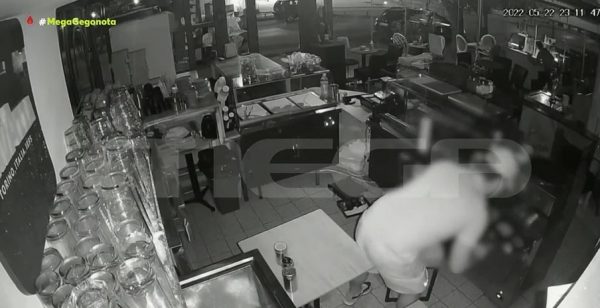 Θεσσαλονίκη: Διαρρήκτες άδειασαν το ταμείο ζαχαροπλαστείου και μετά απόλαυσαν… παγωτό χωνάκι