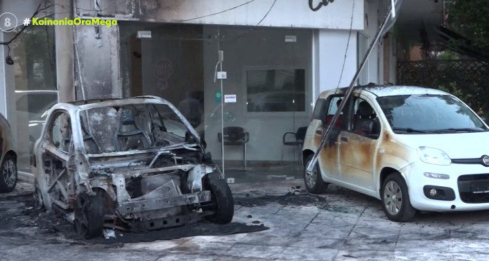 Παλαιό Φάληρο: Νέα έκρηξη σε έκθεση αυτοκινήτων - Εκκενώθηκαν διαμερίσματα