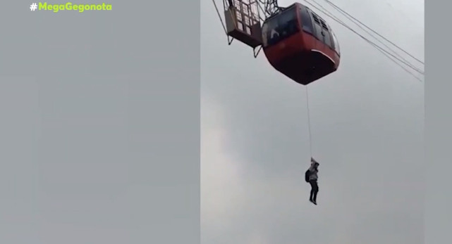 Ινδία: Τουρίστες παγιδεύτηκαν πάνω από γκρεμό σε τελεφερίκ – Ο ένας κρεμάστηκε από σχοινί