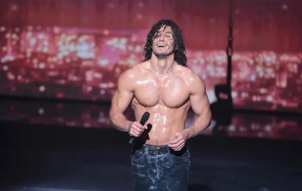 Πανικός με τον σέξι χορό Ουκρανού στην μπανιέρα – Τα ακροβατικά που έγιναν viral