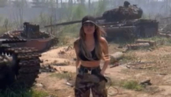 Ουκρανία: Μοντέλο από τη Βραζιλία έβγαλε selfie μπροστά σε κατεστραμμένα ρωσικά τανκς – Την απειλούν στρατιώτες