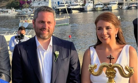 Τζιά: Γάμος στη Τζιά για τους στενούς συνεργάτες του πρωθυπουργού Χρήστο Ζωγράφο και Κύρα Κάπη