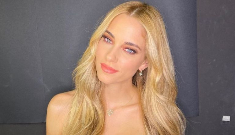 Τρελαίνει κόσμο το… σταυροπόδι της Δούκισσας Νομικού