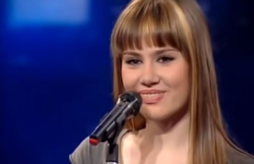 Αναγνωρίζετε αυτό το 14χρονο κοριτσάκι; Σήμερα είναι μια από τις πιο γνωστές ελληνίδες τραγουδίστριες