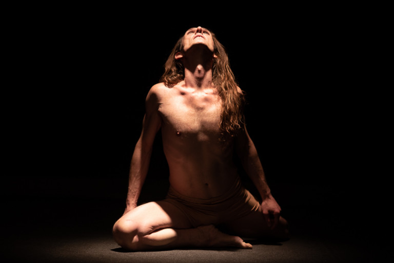 Ο Βαλεντίνο Βαλάσης παρουσιάζει ένα θεατρικό – εικαστικό δρώμενο