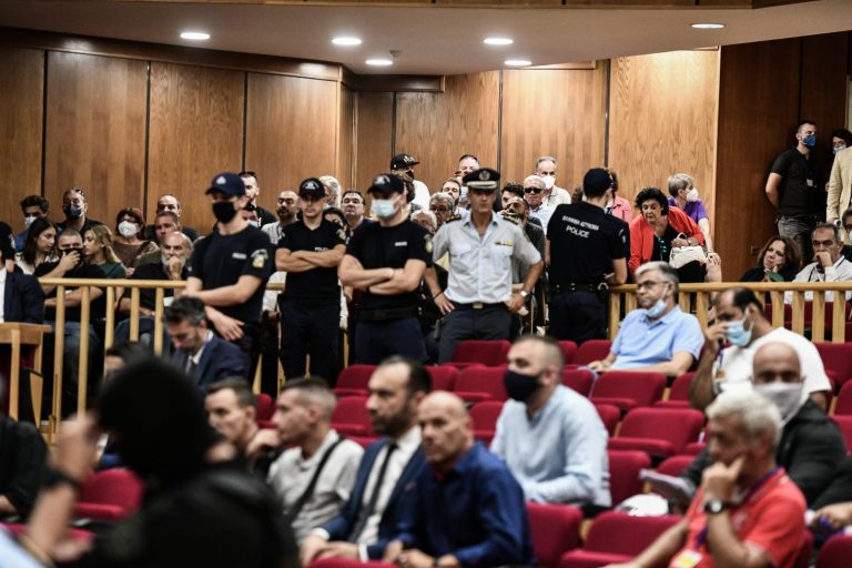 Δίκη Χρυσής Αυγής: Μαζική παρουσία αντιφασιστών – Όσα έγιναν μέσα και έξω από την αίθουσα