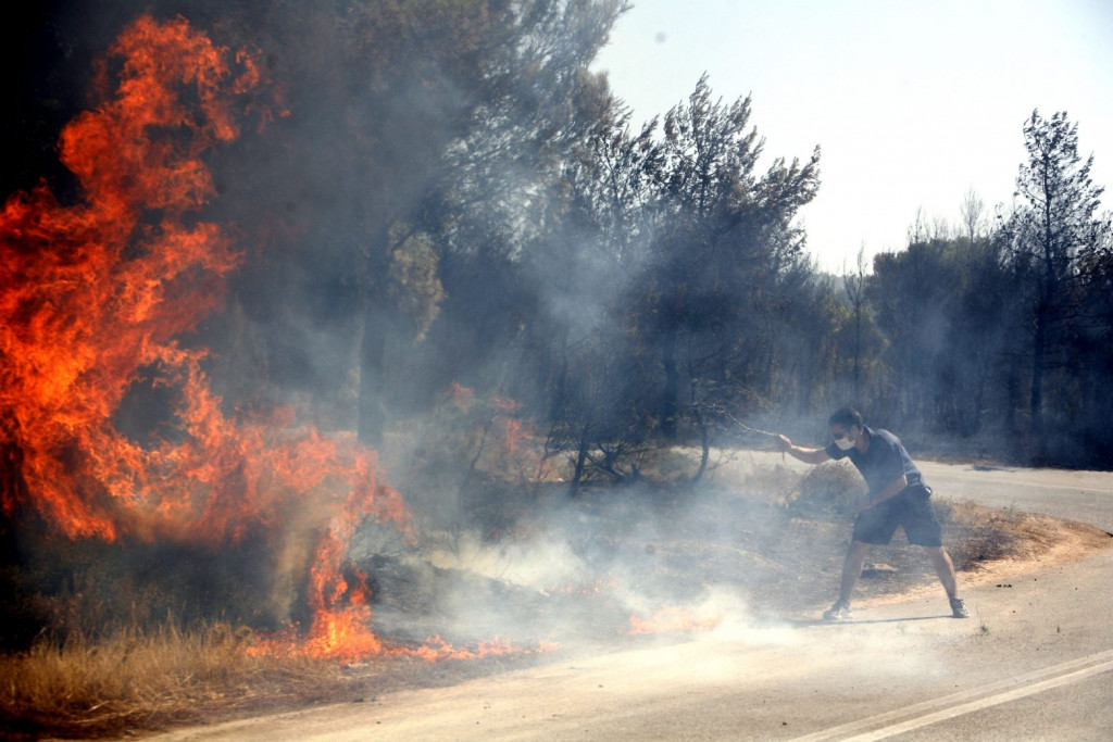 Αποκάλυψη MEGA για τη φωτιά στη Βαρυμπόμπη: 107 αξιωματικοί της Πυροσβεστικής καλούνται ως ύποπτοι