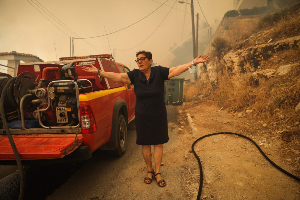 Γλυφάδα: Δραματικές ώρες για τους κατοίκους – Καίγονται σπίτια, μήνυμα από το 112