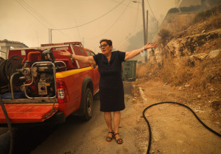 Γλυφάδα: Δραματικές ώρες για τους κατοίκους – Καίγονται σπίτια, μήνυμα από το 112
