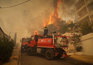 Γλυφάδα: Δυναμώνει το πύρινο μέτωπο προς το Πανόραμα Βούλας – Εκκένωση ζητά ο δήμαρχος