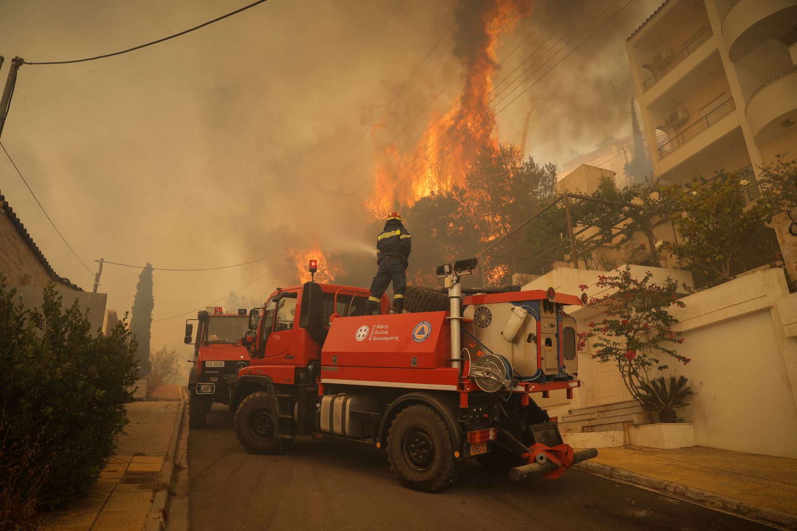 Γλυφάδα: Δυναμώνει το πύρινο μέτωπο προς το Πανόραμα Βούλας - Εκκένωση ζητά ο δήμαρχος