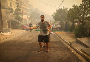 Φωτιά στη Βούλα: Σώθηκαν σπίτια στην οδό Άτλαντος – Κινδυνεύει άλλο στην Αρματωλών