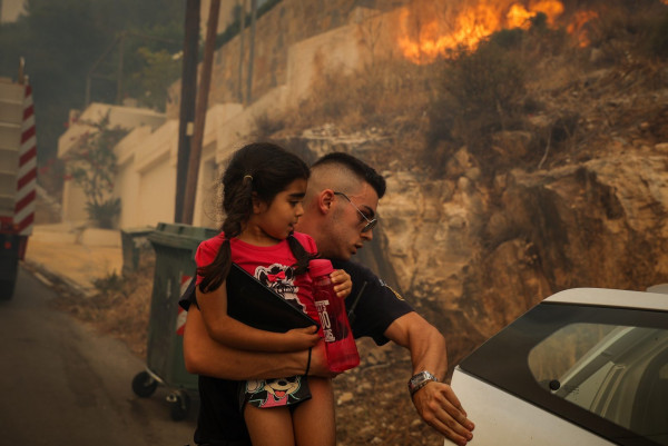 Φωτιά σε Βούλα και Βάρη: Νύχτα αγωνίας – Φόβος για αναζωπυρώσεις – Τεράστιες ήδη οι ζημιές