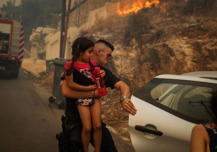Φωτιά σε Βούλα και Βάρη: Η επόμενη μέρα – Αλληλοκατηγορίες, και ανησυχία για ένα εφιαλτικό καλοκαίρι