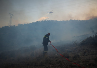 Φωτιά στη Βούλα: Σοβαρή καταγγελία – Δεν κράτησαν στο νοσοκομείο τον εποχικό πυροσβέστη που τραυματίστηκε