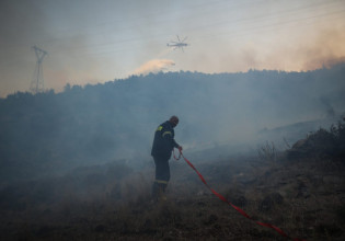 Φωτιά σε Βούλα: «Οι ιδιοκτήτες θα πρέπει να αποψιλώσουν τα οικόπεδά τους» – Τι λέει ο Πατούλης για την πυρκαγιά