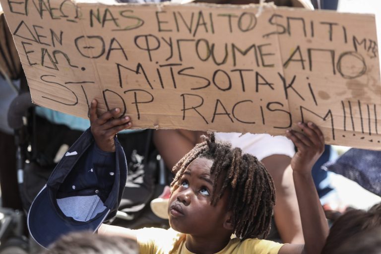 Ελαιώνας: Παράσταση διαμαρτυρίας προσφύγων για να μην κλείσει η δομή φιλοξενίας