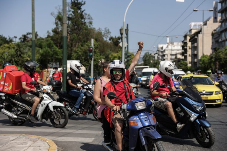 Efood: Μαζική συγκέντρωση και μοτοπορεία των εργαζόμενων στους δρόμους της Αθήνας