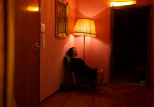 Ένα πατρικό σπίτι μεταμορφώνεται σε θεατρική σκηνή και θεραπεύει τραυματισμένες ψυχές