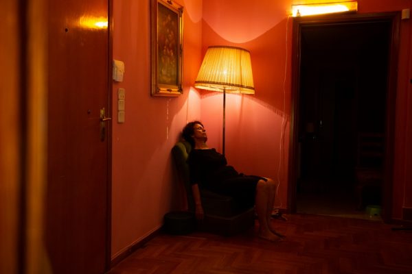 Ένα πατρικό σπίτι μεταμορφώνεται σε θεατρική σκηνή και θεραπεύει τραυματισμένες ψυχές