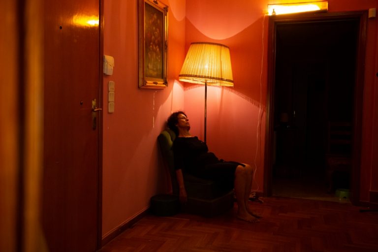 Ένα πατρικό σπίτι μεταμορφώνεται σε θεατρική σκηνή και θεραπεύει τραυματισμένες ψυχές