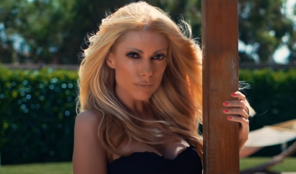 Έλενα Γκρέκου: «Έχω δεχτεί bullying του τύπου ‘έλα μωρέ τραγουδίστρια είναι αυτή, το πάει το γράμμα’»