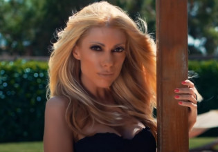 Έλενα Γκρέκου: «Έχω δεχτεί bullying του τύπου ‘έλα μωρέ τραγουδίστρια είναι αυτή, το πάει το γράμμα’»