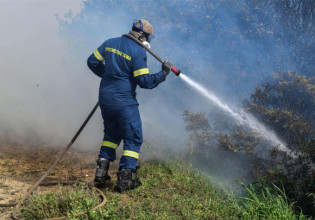 Φωτιά στην Κορινθία: Πυρκαγιά στην Περαχώρα – Επιχειρούν και εναέρια μέσα