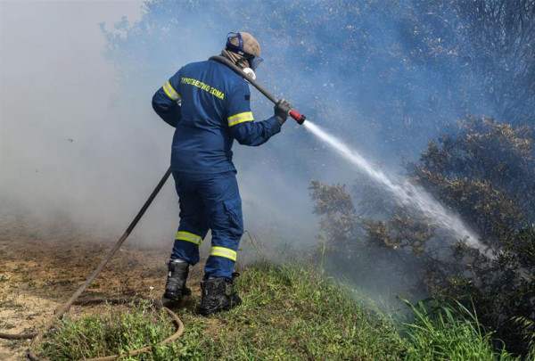 Φωτιά στην Κορινθία: Πυρκαγιά στην Περαχώρα – Επιχειρούν και εναέρια μέσα