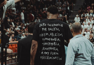 «Μηδενική ανοχή σε ρατσισμό, σεξισμό, ομοφοβία, ξενοφοβία» – Ο Αντετοκούνμπο γυρίζει την πλάτη στις διακρίσεις