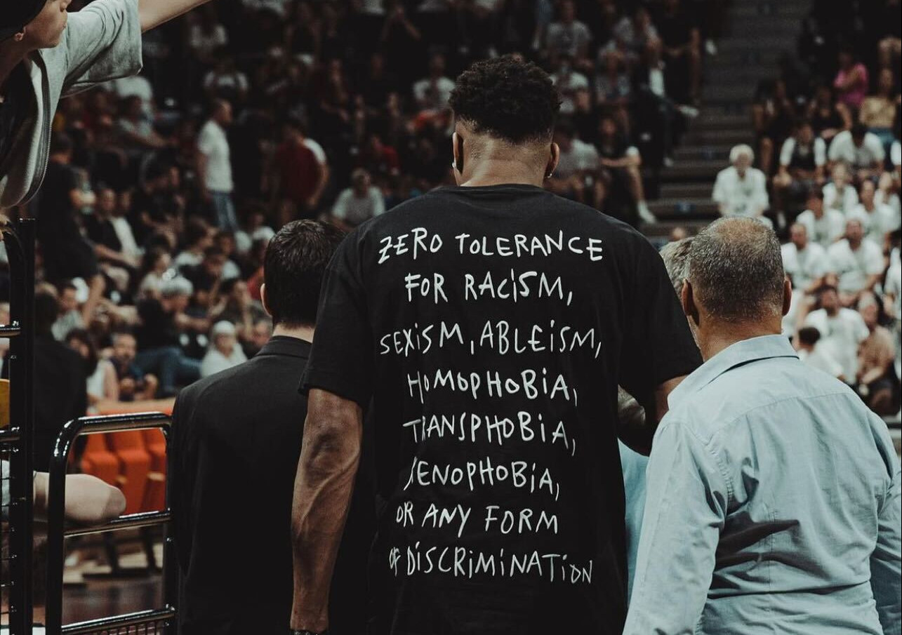 «Μηδενική ανοχή σε ρατσισμό, σεξισμό, ομοφοβία, ξενοφοβία» – Ο Αντετοκούνμπο γυρίζει την πλάτη στις διακρίσεις