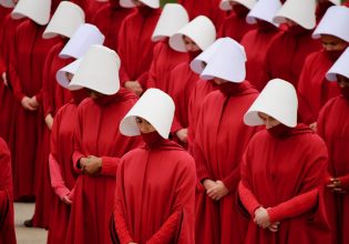 Αμβλώσεις: «Οι ΗΠΑ έκαναν ένα βήμα προς τον σκοταδισμό» – Παγκόσμιο κύμα οργής στο Twitter με την απόφαση