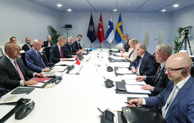 Κεκλεισμένων των θυρών η τετραμερής ΝΑΤΟ – Τουρκίας – Φινλανδίας – Σουηδίας για να πειστεί ο Ερντογάν